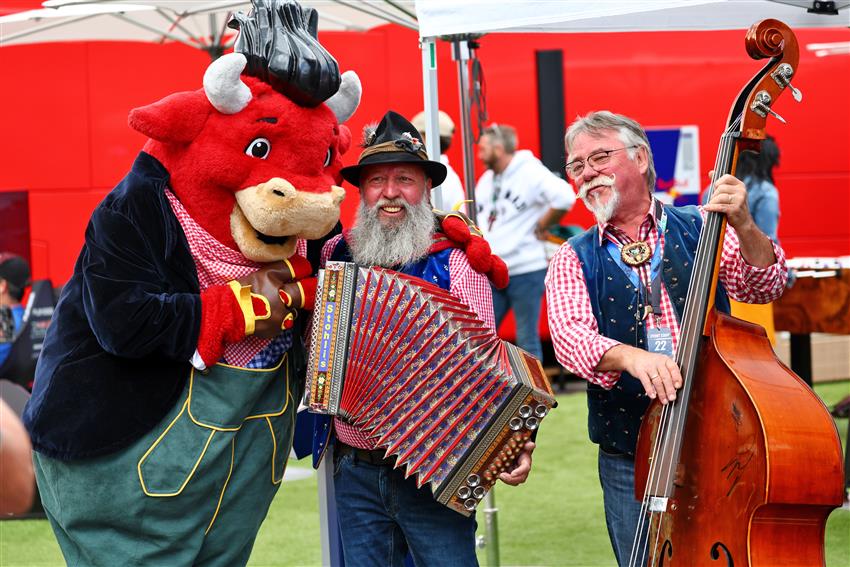 Austrian paddock musicians